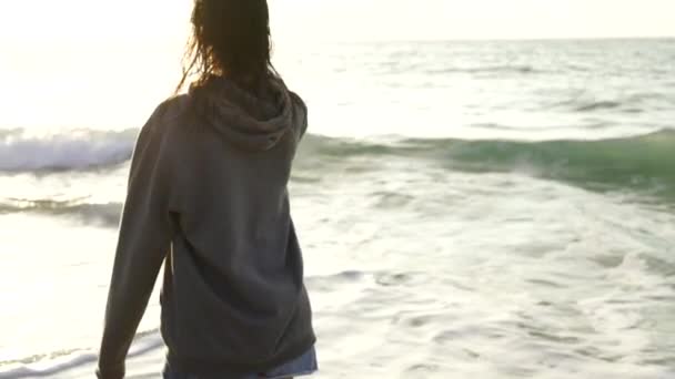 Mujer Joven Surfeando Ola Tabla Surf — Vídeos de Stock