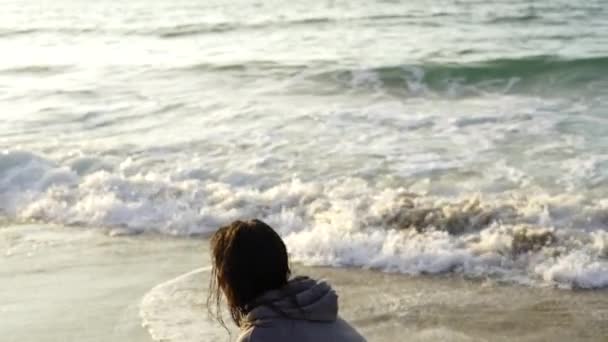 Νεαρή Γυναίκα Σερφάρισμα Στο Κύμα Στην Ιστιοσανίδα Του — Αρχείο Βίντεο