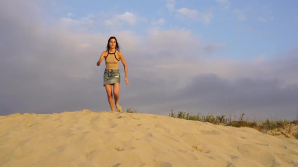 Mujer Joven Surfeando Ola Tabla Surf — Vídeo de stock