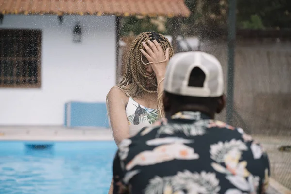 Mujer Latina Con Gafas Amarillas Juega Con Agua Piscina — Foto de Stock