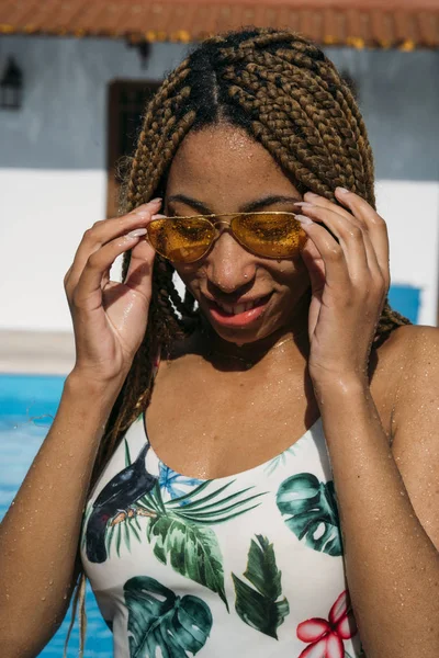 Mujer Latina Con Gafas Amarillas Juega Con Agua Piscina — Foto de Stock