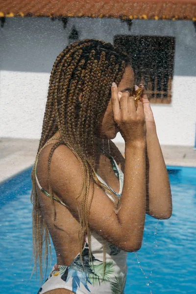 Mujer Latina Con Gafas Amarillas Juega Con Agua Piscina — Foto de Stock