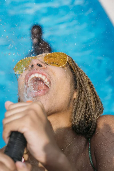 Mulher Latina Com Óculos Amarelos Brinca Com Água Piscina — Fotografia de Stock