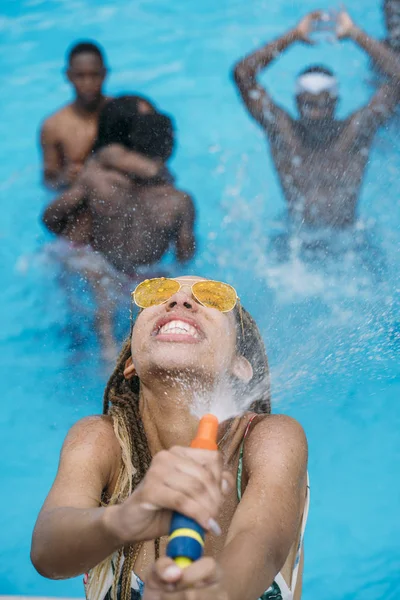 Mulher Latina Com Óculos Amarelos Brinca Com Água Piscina — Fotografia de Stock