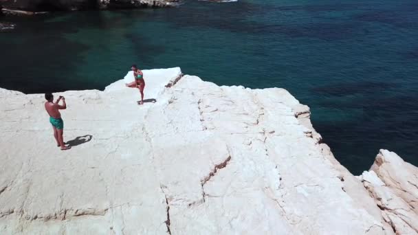 Playa Rocosa Con Agua Azul — Vídeo de stock