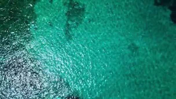 Felsiger Strand Mit Blauem Wasser — Stockvideo