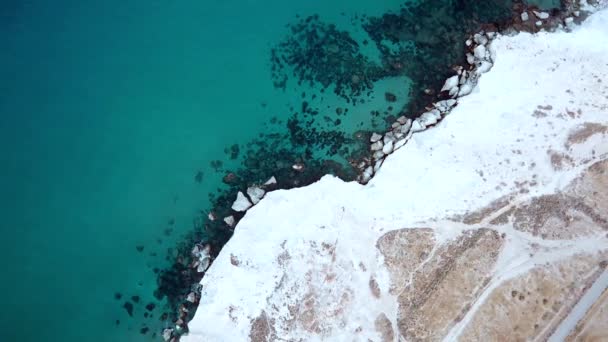 Felsiger Strand Mit Blauem Wasser — Stockvideo