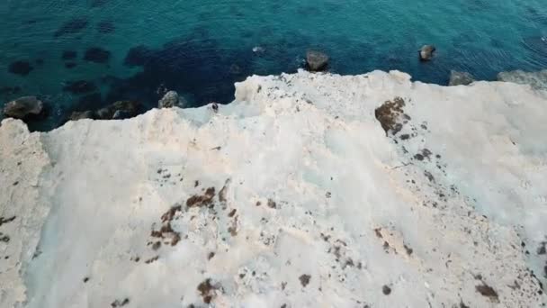 Mavi Ile Kayalık Plaj — Stok video