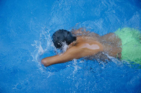 Jovem Que Faz Natação Ele Não Tem Braço Pessoa Com — Fotografia de Stock