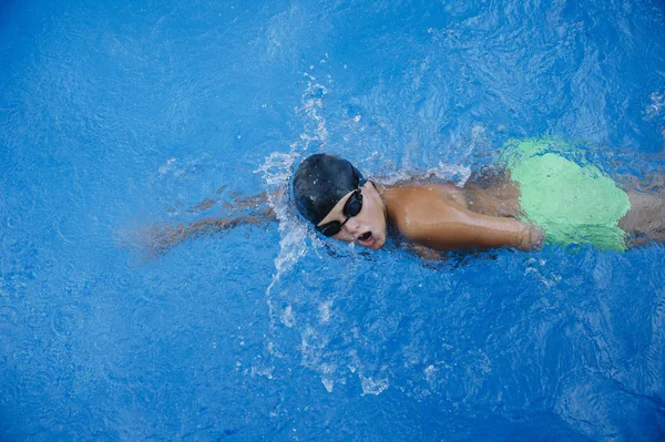 水泳は 彼無効になって 腕を欠いている少年人 — ストック写真