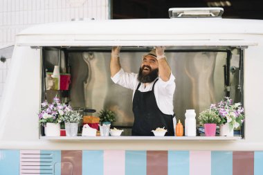 Gülümseyen gıda satıcı gıda Truck sakallı