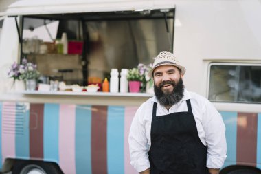 Bir gıda Truck gülümseyen bir gıda satıcıyla portresi