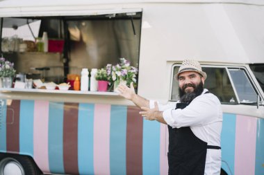 Bir gıda Truck gülümseyen bir gıda satıcıyla portresi