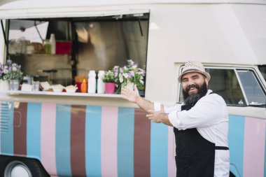 Bir gıda Truck gülümseyen bir gıda satıcıyla portresi