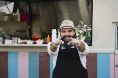 Bir gıda Truck gülümseyen bir gıda satıcıyla portresi