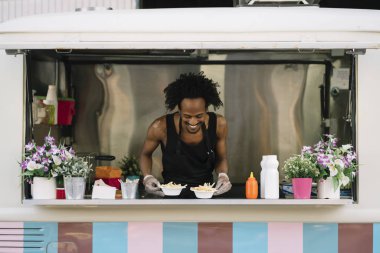 Gıda satıcı gülümseyen gıda bekleyen müşteriye eller