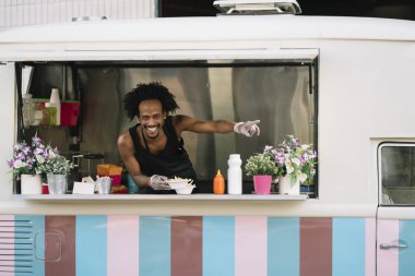 Gıda satıcı gülümseyen gıda bekleyen müşteriye eller