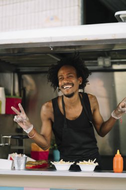 Gıda satıcı gülümseyen gıda bekleyen müşteriye eller