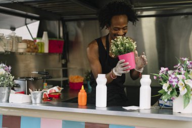 Gıda satıcı gülümseyen gıda bekleyen müşteriye eller