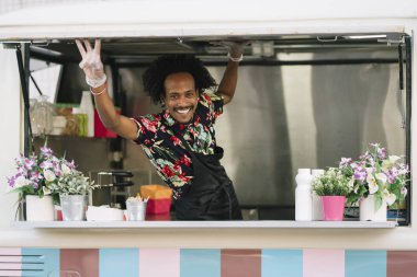 Gıda satıcı gülümseyen gıda bekleyen müşteriye eller