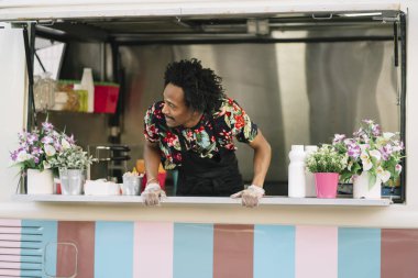 Gıda satıcı gülümseyen gıda bekleyen müşteriye eller