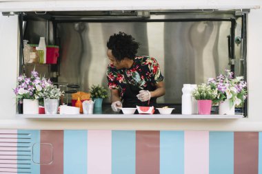 Gıda satıcı gülümseyen gıda bekleyen müşteriye eller