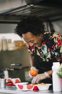 Gıda satıcı gülümseyen gıda bekleyen müşteriye eller