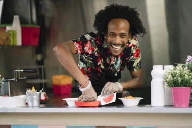 Gıda satıcı gülümseyen gıda bekleyen müşteriye eller