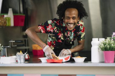 Gıda satıcı gülümseyen gıda bekleyen müşteriye eller