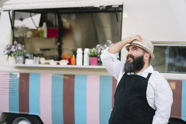 Retrato Vendedor Comida Sonriente Con Truk Comida — Foto de Stock