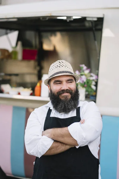 Retrato Vendedor Comida Sonriente Con Truk Comida — Foto de Stock