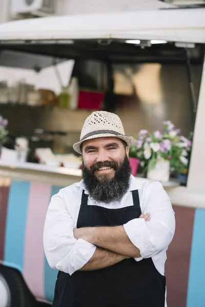 Retrato Vendedor Comida Sonriente Con Truk Comida — Foto de Stock