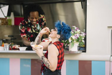 Gıda satıcı gülümseyen gıda bekleyen müşteriye eller