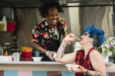 Gıda satıcı gülümseyen gıda bekleyen müşteriye eller