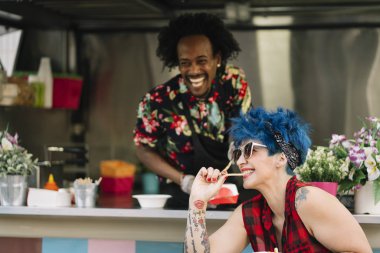 Gıda satıcı gülümseyen gıda bekleyen müşteriye eller