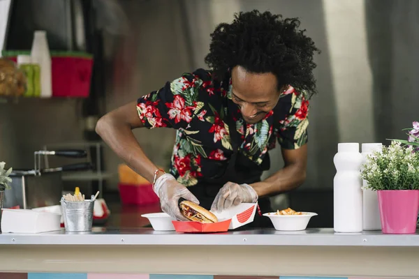 Gıda satıcı gülümseyen gıda bekleyen müşteriye eller