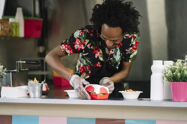 Gıda satıcı gülümseyen gıda bekleyen müşteriye eller