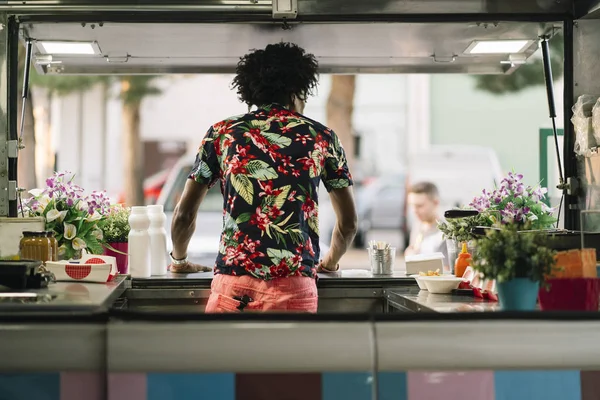 Gıda satıcı gülümseyen gıda bekleyen müşteriye eller