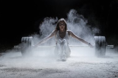 Spor salonunda ağırlık ile çalışan kadın