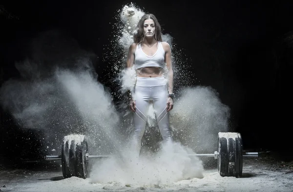 Mujer Haciendo Ejercicio Con Pesas Gimnasio — Foto de Stock