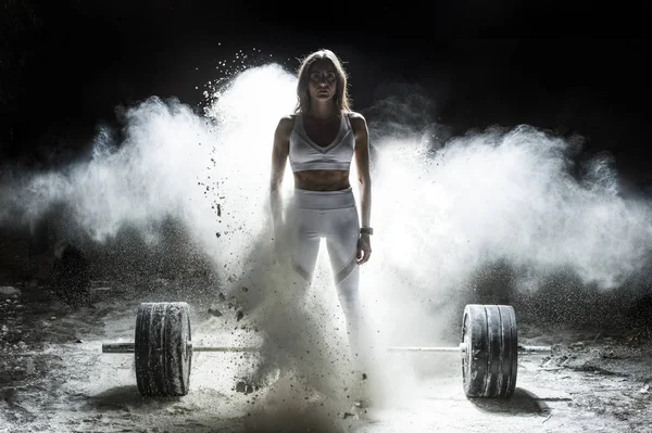 Mujer Haciendo Ejercicio Con Pesas Gimnasio — Foto de Stock