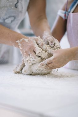 Anne ve kızı evde ekmek yapma