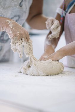 Anne ve kızı evde ekmek yapma