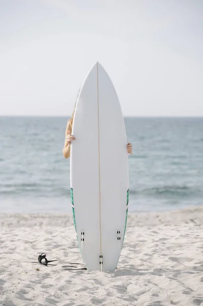 Anonyme Person Die Sich Beim Surfen Umarmt Während Sie Auf — Stockfoto