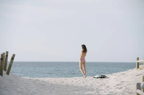 Ritratto Una Surfista Una Spiaggia Con Mano Una Tavola Surf — Foto Stock