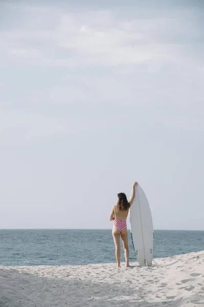 Porträt Einer Surferin Strand Mit Einem Surfbrett — Stockfoto