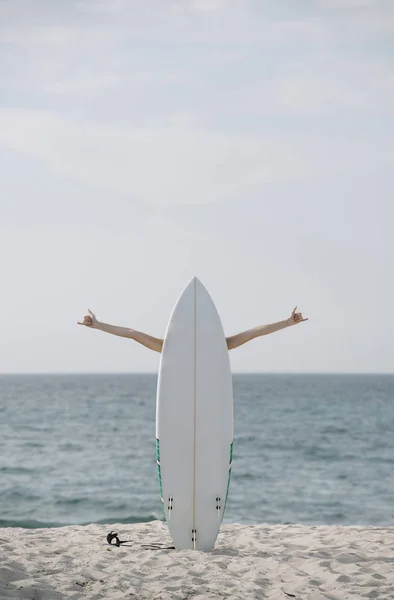 Anonyme Person Die Sich Beim Surfen Umarmt Während Sie Auf — Stockfoto