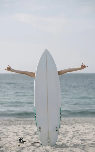 Anonyme Person Die Sich Beim Surfen Umarmt Während Sie Auf — Stockfoto