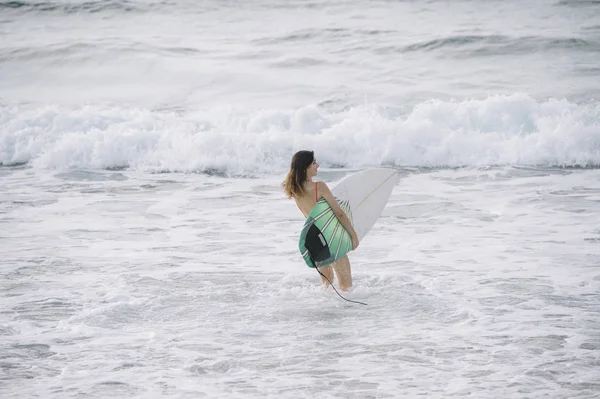 Porträt Einer Surferin Strand Mit Einem Surfbrett — Stockfoto