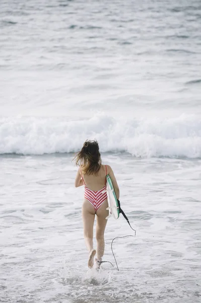 กระดานโต นอย บนชายหาดทรายเป ยกท มหาสม — ภาพถ่ายสต็อก